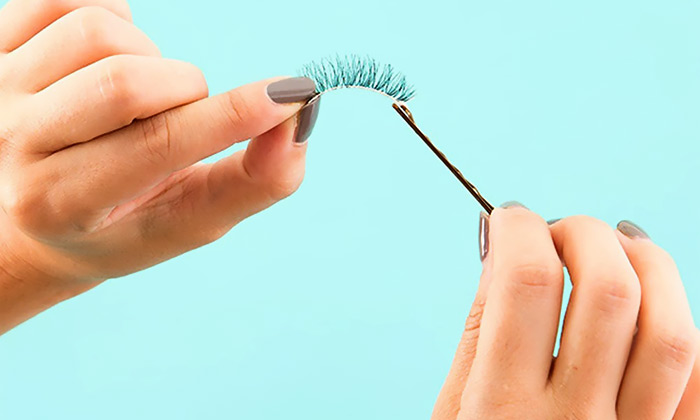 Applying-eyelash-glue-with-bobby-pin